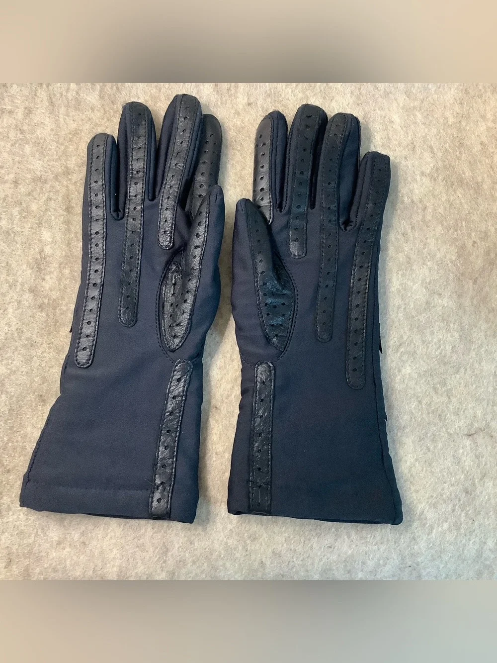 3 pair Vintage Isotoner women’s sized SMALL driving gloves